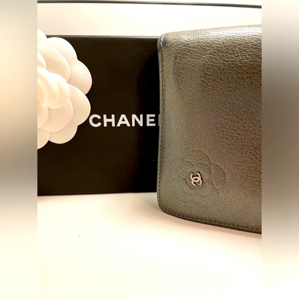 AUTHENTIC, Chanel Camilla flower long wallet